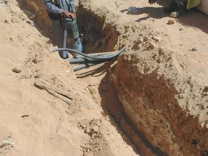 أعمال حفر خنادق الكابلات الأرضية