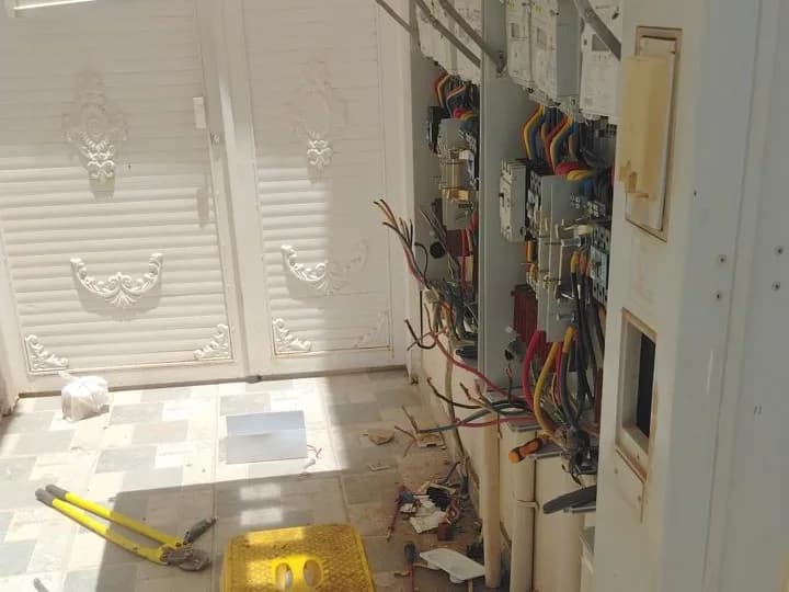 أعمال تركيب اللوحات الكهربائية