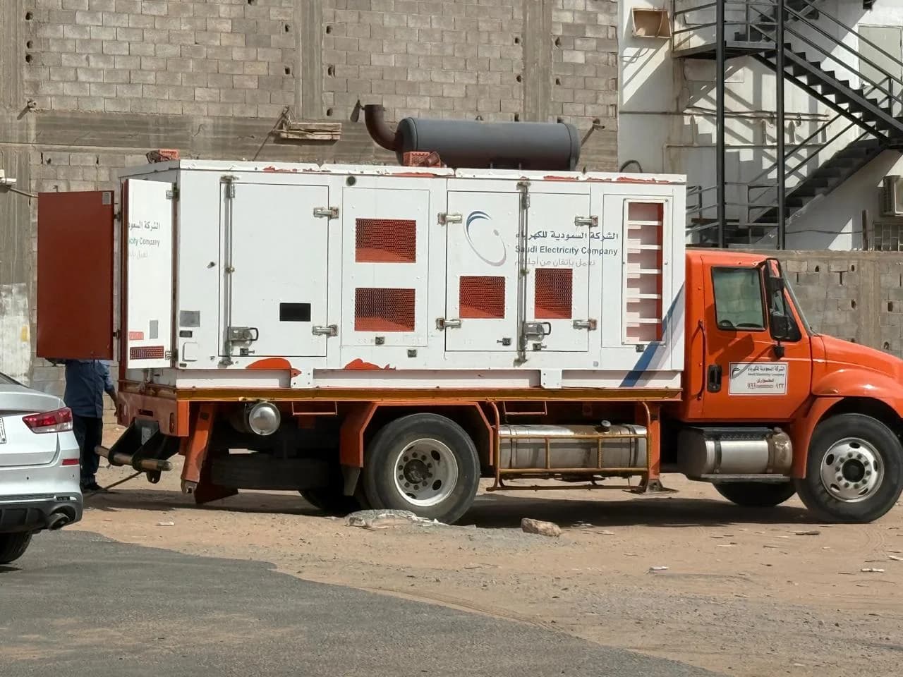 مركبة خدمة تابعة للشركة السعودية للكهرباء في الموقع