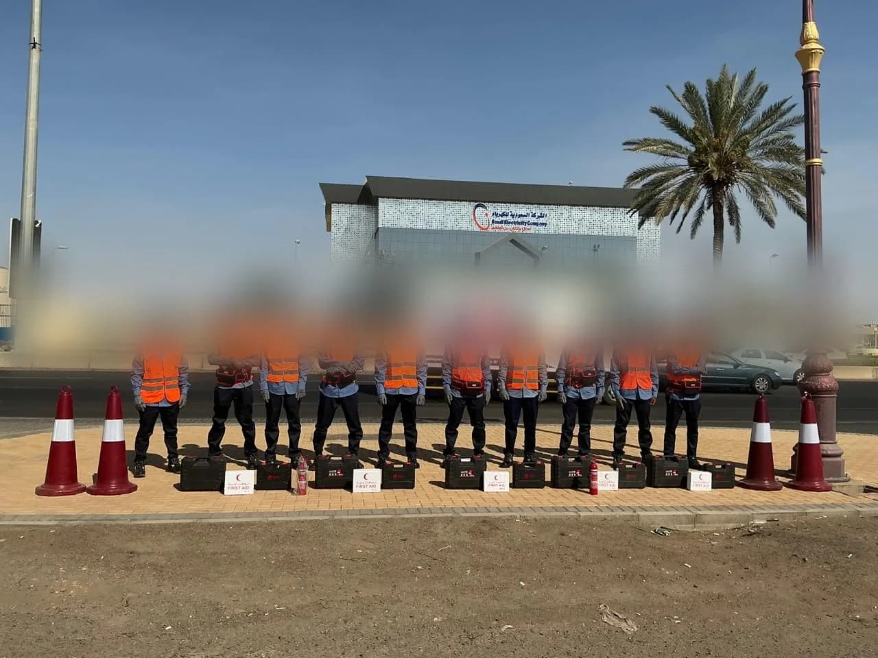 تعبئة فريق العمل أمام مبنى الشركة السعودية للكهرباء