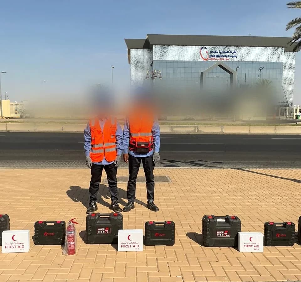 فريق عمل بمعدات السلامة والإسعافات الأولية في الموقع