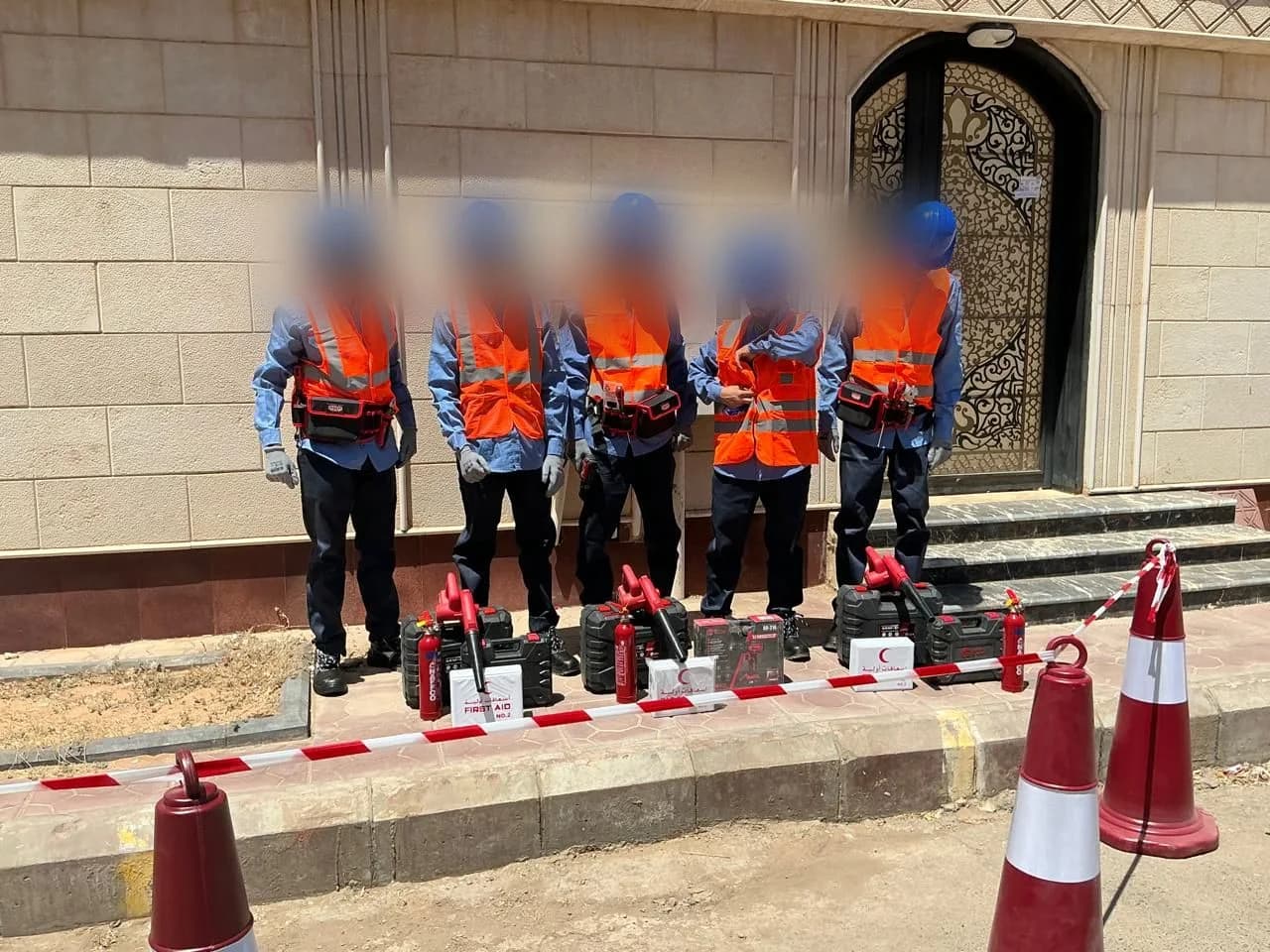 فريق عمل مع عدد ميدانية موزعة في الموقع