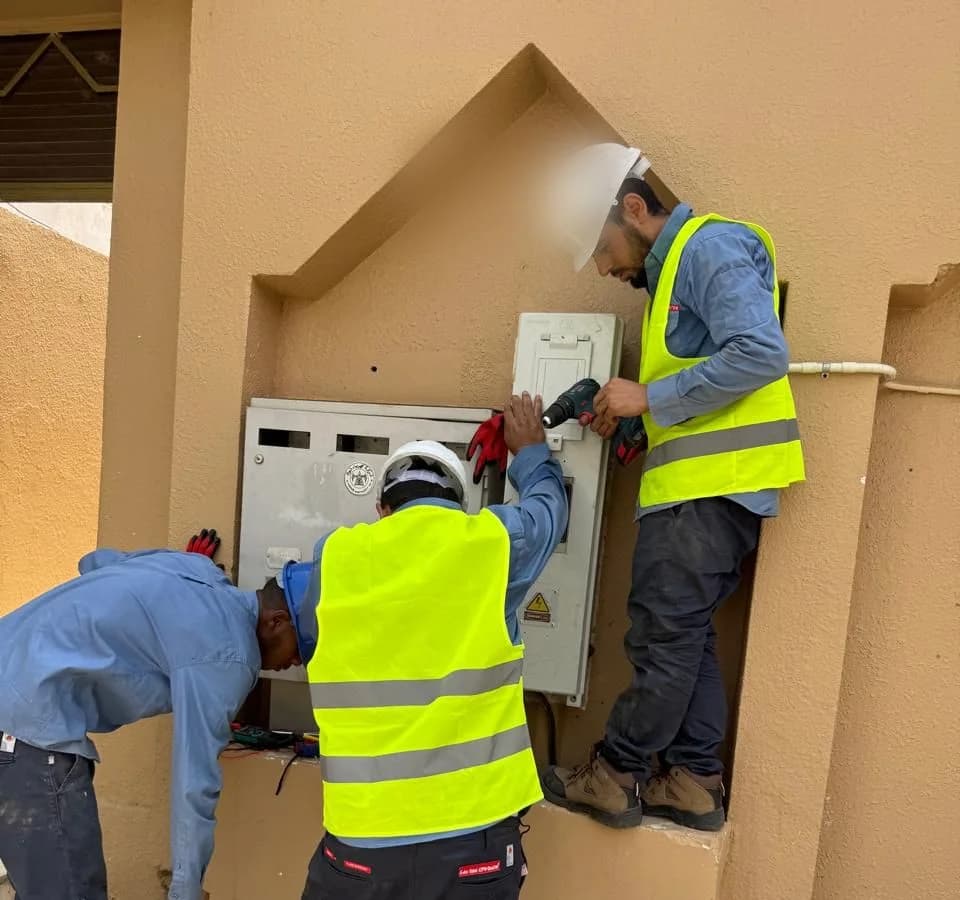 أعمال تثبيت وحفر اللوحات