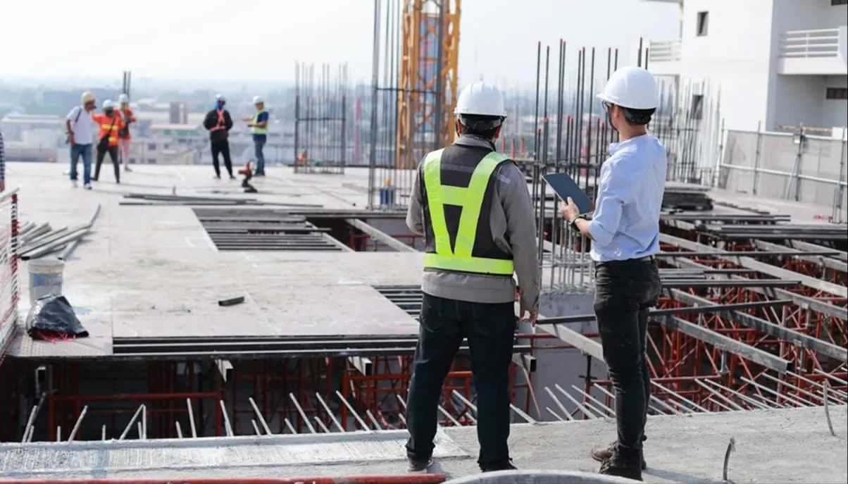 مهندسون يشرفون على أعمال أنظمة المباني