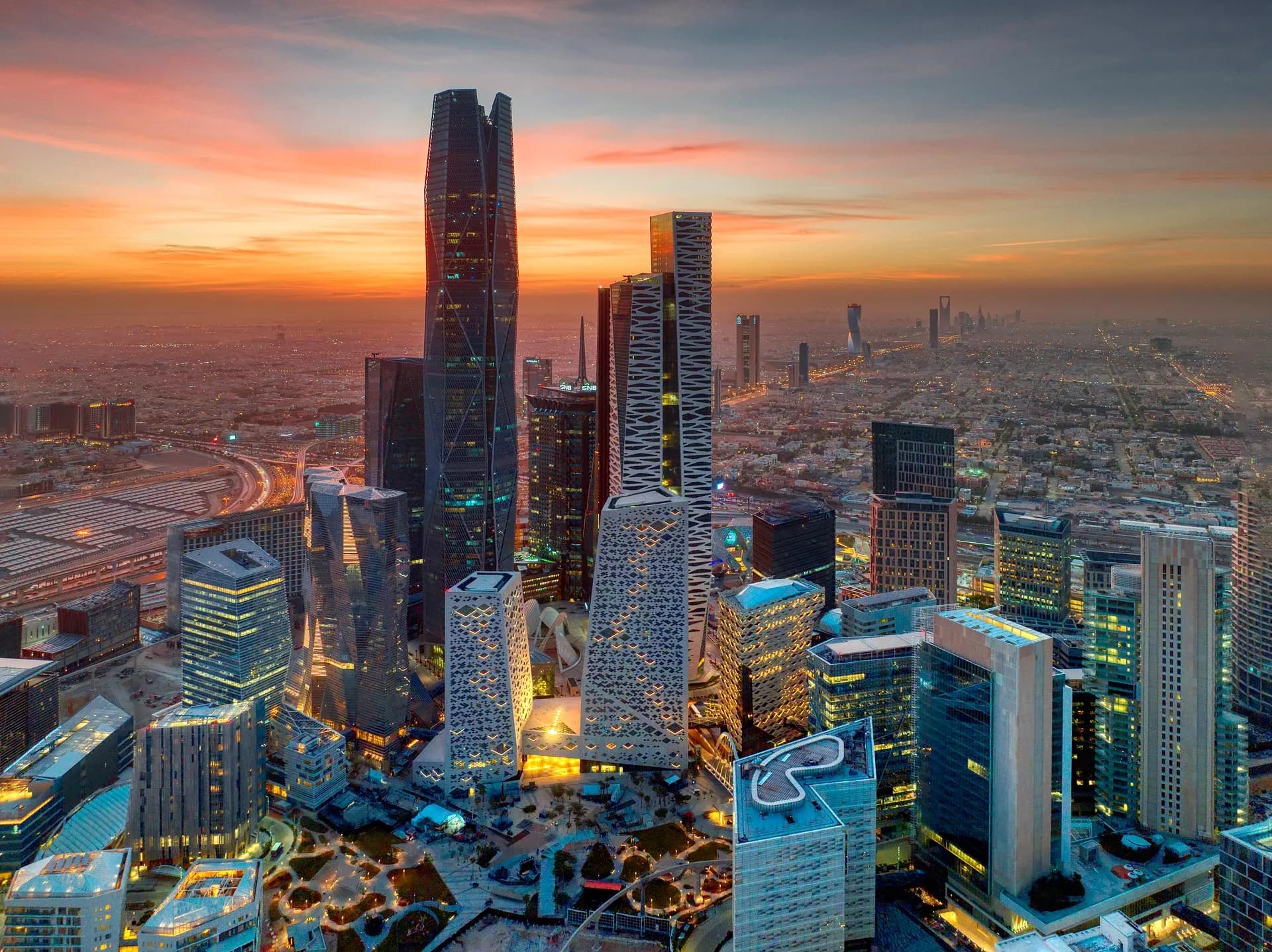 أبراج مركز الملك عبدالله المالي بالرياض عند الغروب، رمزاً للنهضة العمرانية في المملكة